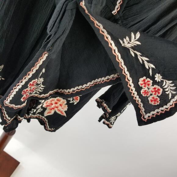 Band of Gypsies Black Pink Embroidered Floral Boho Tie Neck Romper NEW Size S - Picture 4 of 5